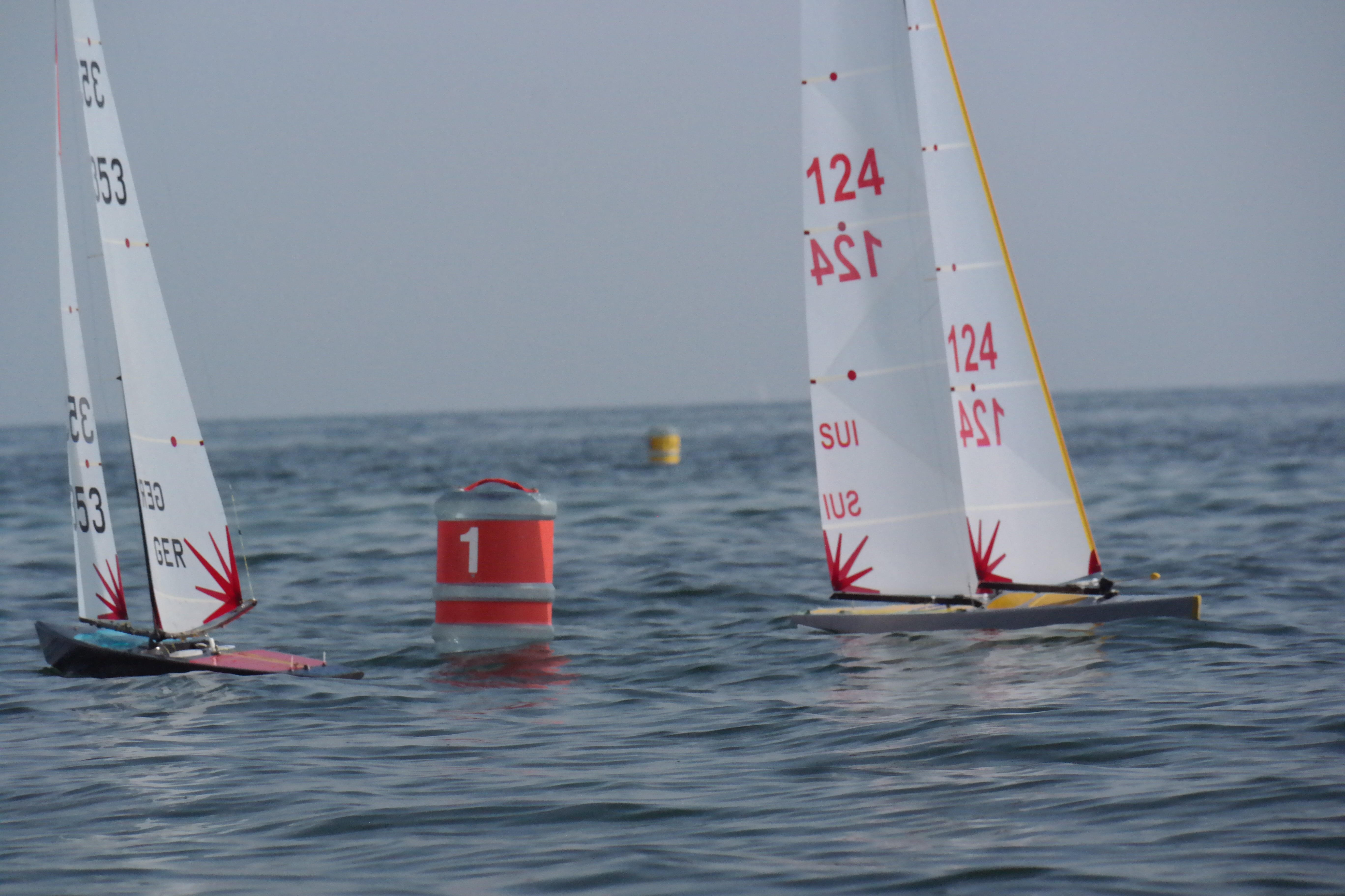 zwei segelboote im wasser